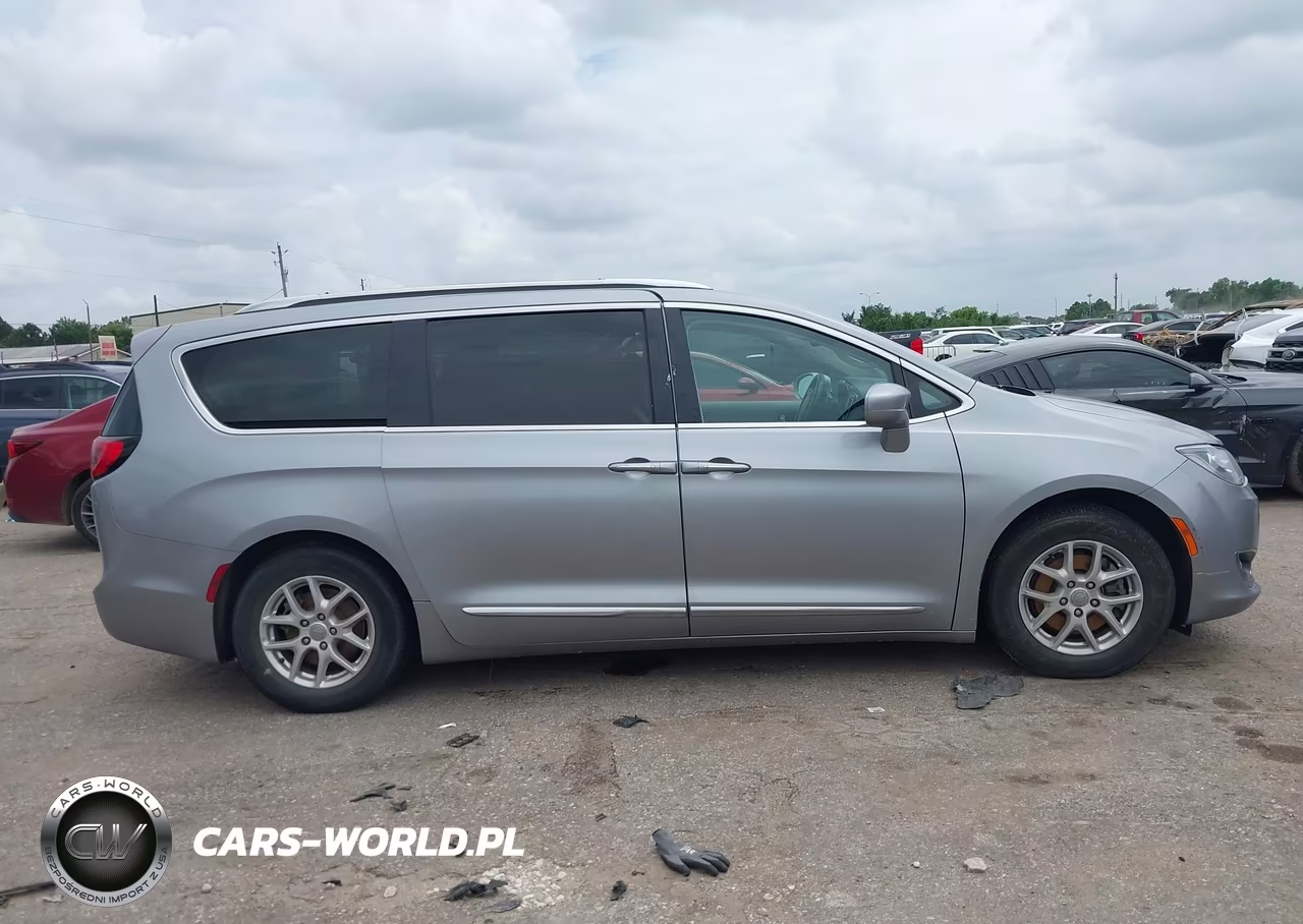 2020 Chrysler Pacifica Touring L VIN:2C4RC1BGXLR123510 - 13