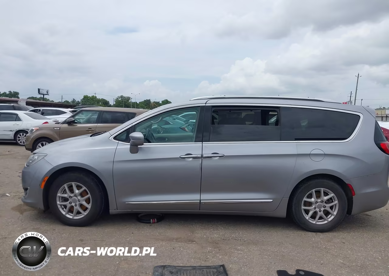 2020 Chrysler Pacifica Touring L VIN:2C4RC1BGXLR123510 - 14