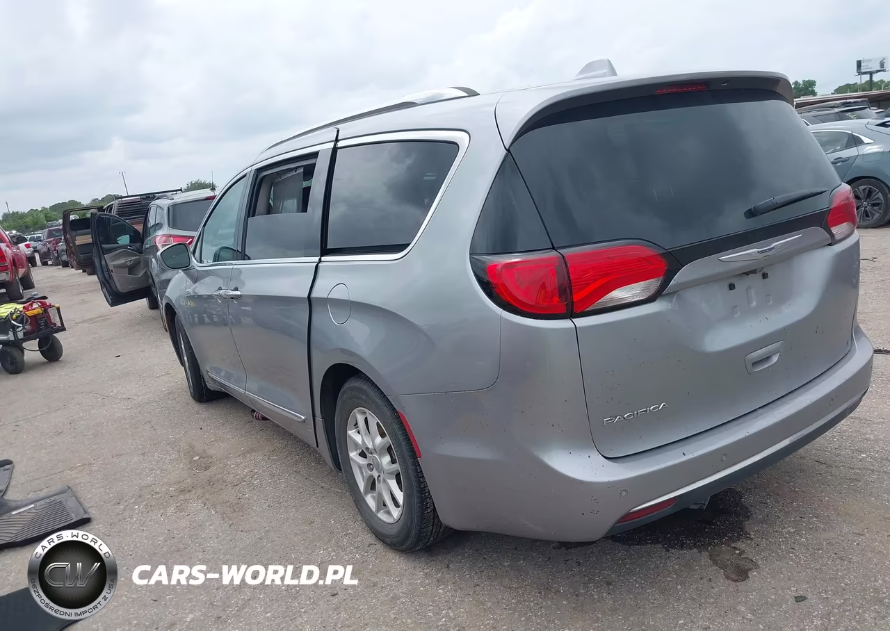 2020 Chrysler Pacifica Touring L VIN:2C4RC1BGXLR123510 - 3
