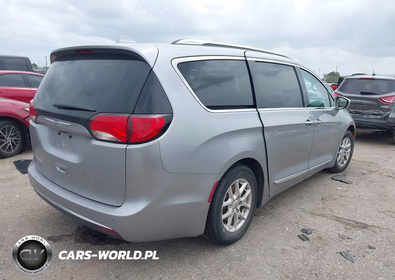 2020 Chrysler Pacifica Touring L VIN:2C4RC1BGXLR123510 - 4