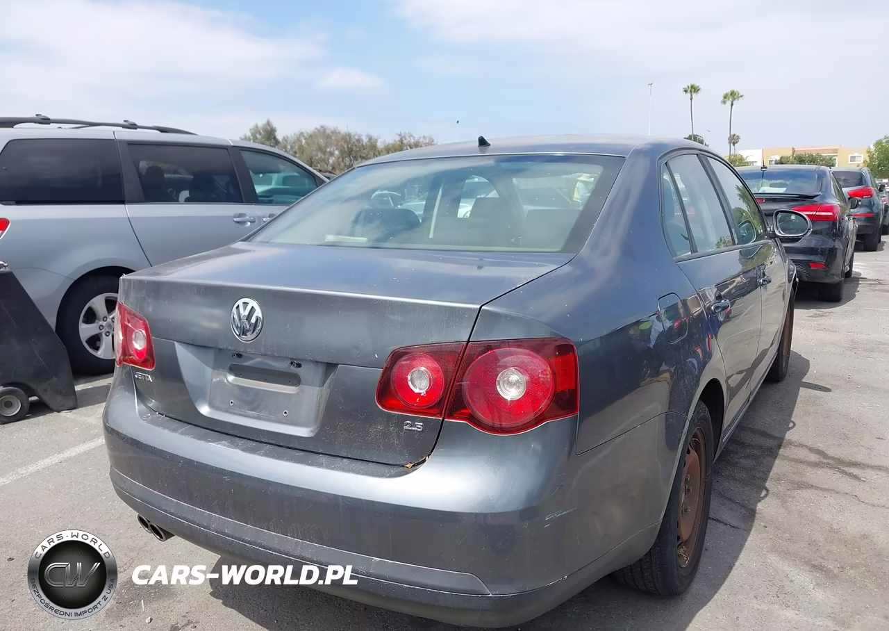 2010 Volkswagen Jetta S VIN:3VWJZ7AJXAM021086 - 4