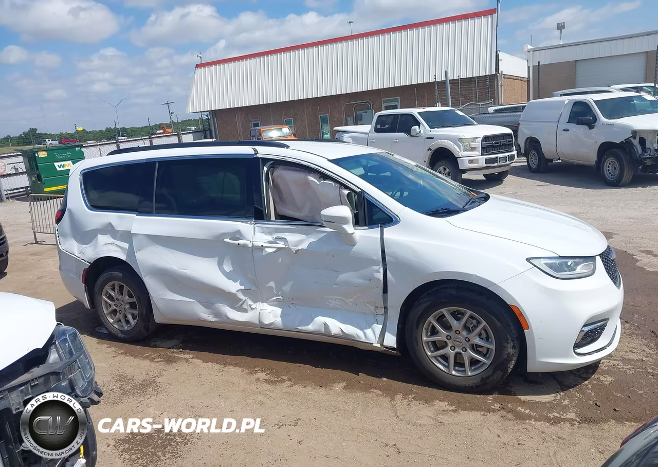 2022 Chrysler Pacifica Touring L VIN:2C4RC1BG4NR169692 - 13