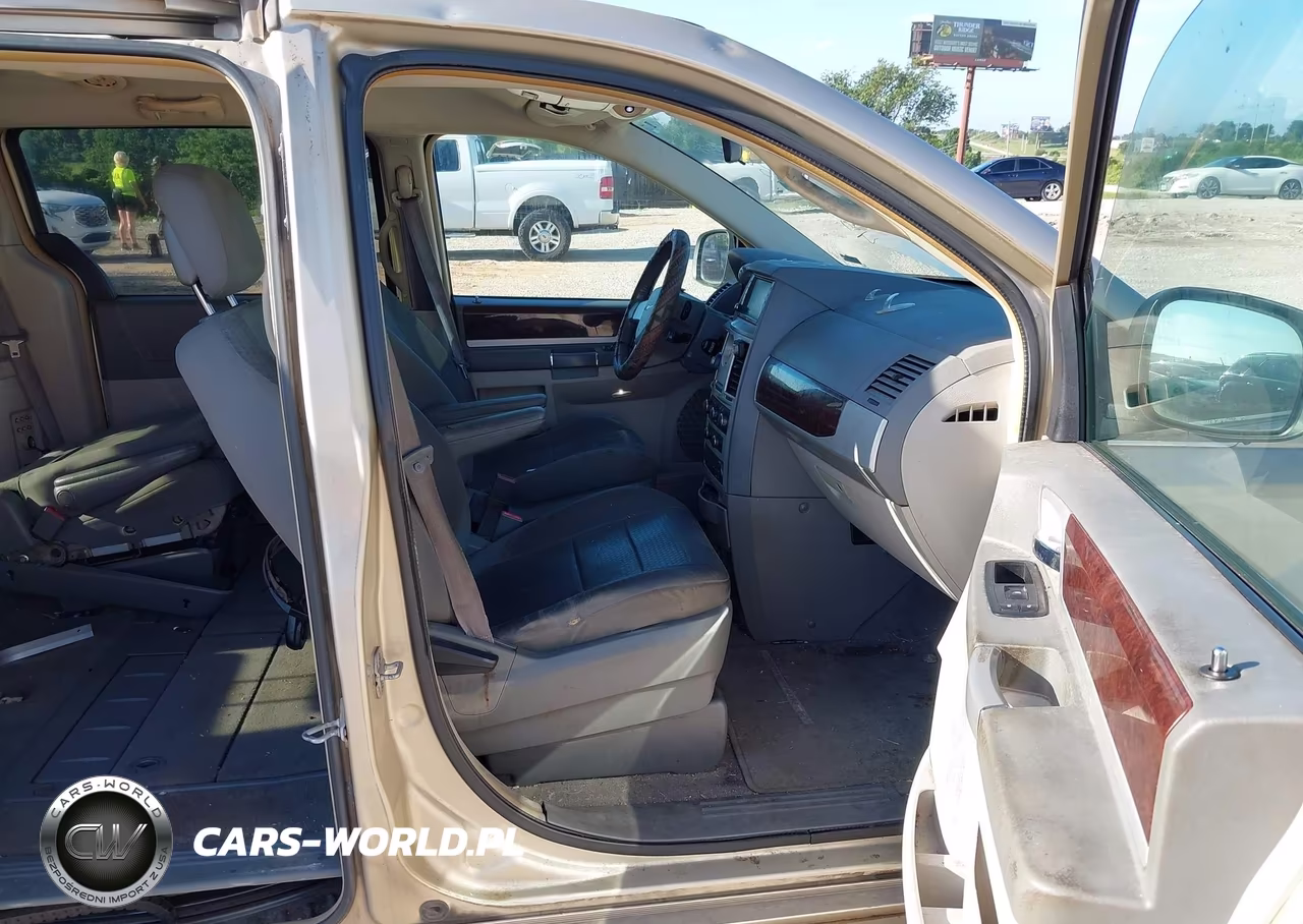 2010 Chrysler Town & Country Touring VIN:2A4RR5D18AR305728 - 5