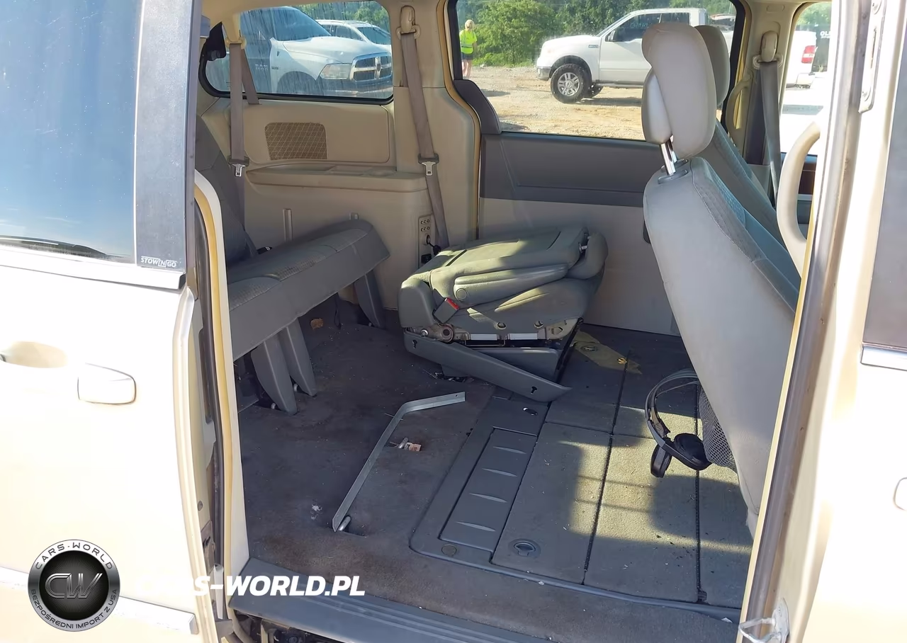 2010 Chrysler Town & Country Touring VIN:2A4RR5D18AR305728 - 8