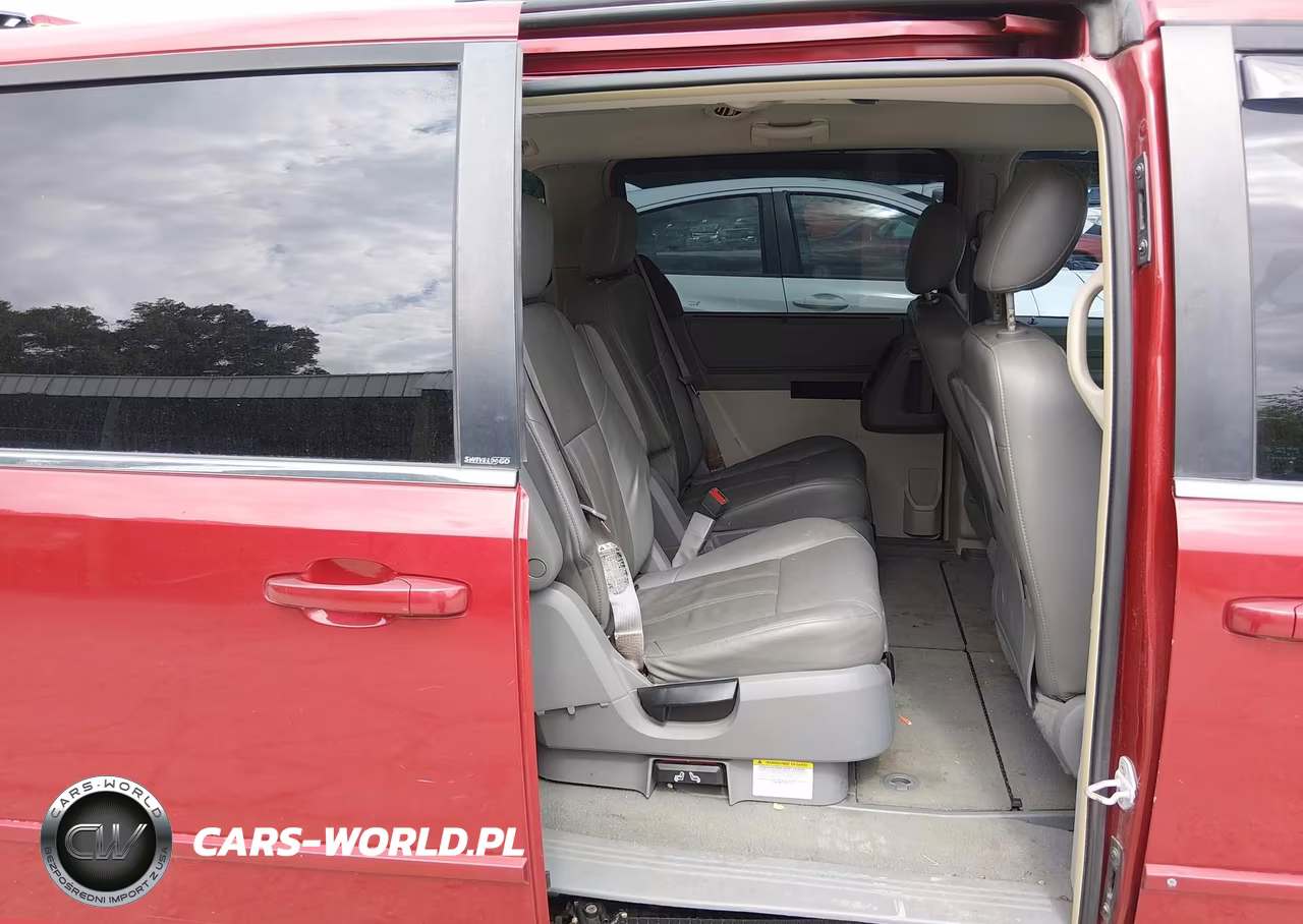 2008 Chrysler Town & Country Touring VIN:2A8HR54P58R730932 - 8