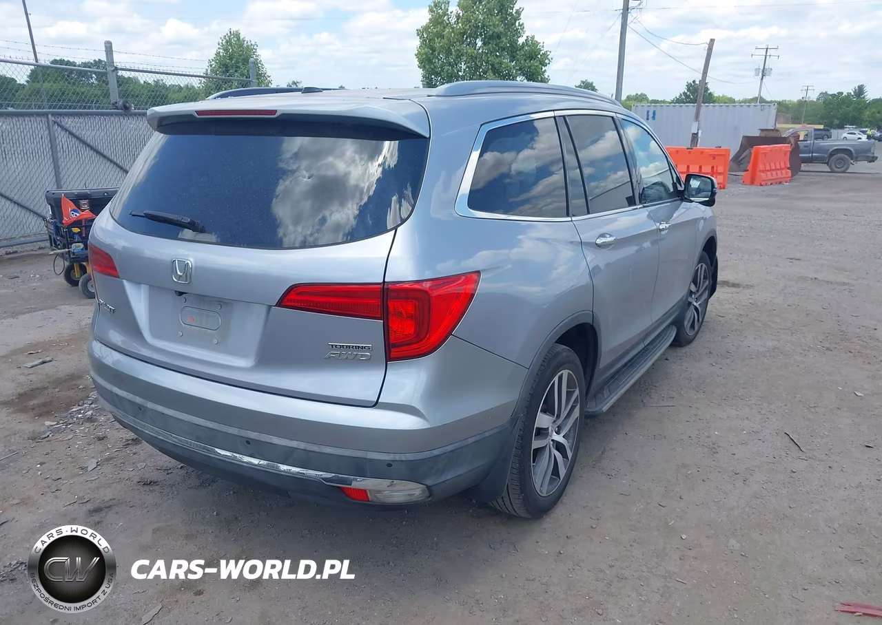 2018 Honda Pilot Touring VIN:5FNYF6H98JB005649 - 4