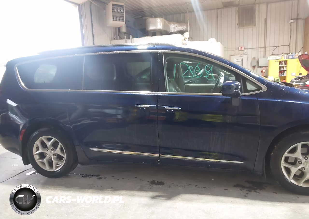 2017 Chrysler Pacifica Touring-L Plus VIN:2C4RC1EG5HR653810 - 13