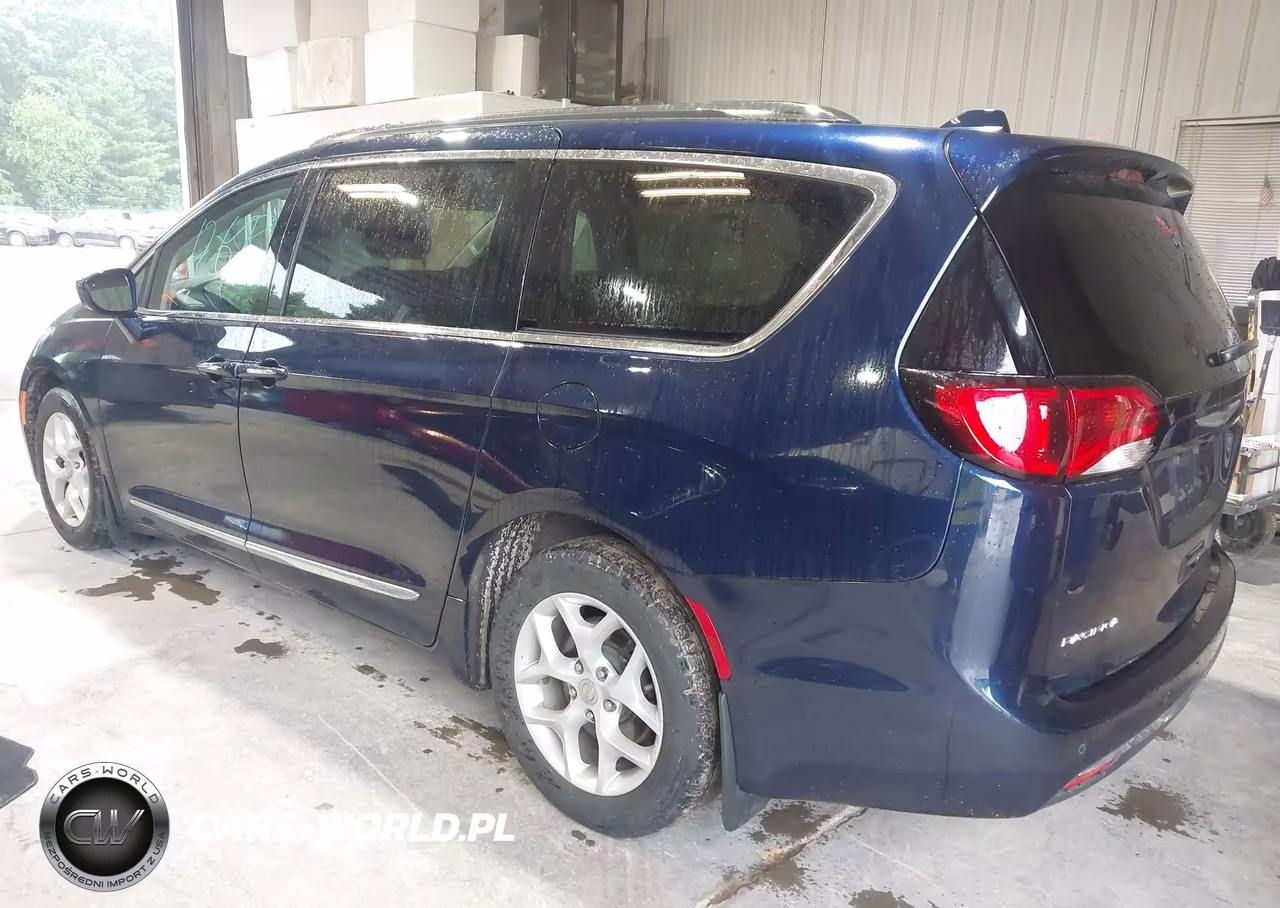 2017 Chrysler Pacifica Touring-L Plus VIN:2C4RC1EG5HR653810 - 3