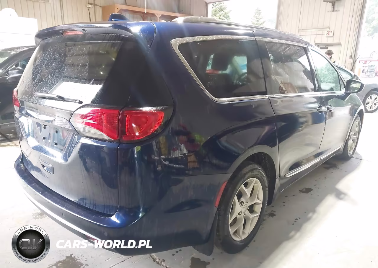 2017 Chrysler Pacifica Touring-L Plus VIN:2C4RC1EG5HR653810 - 4