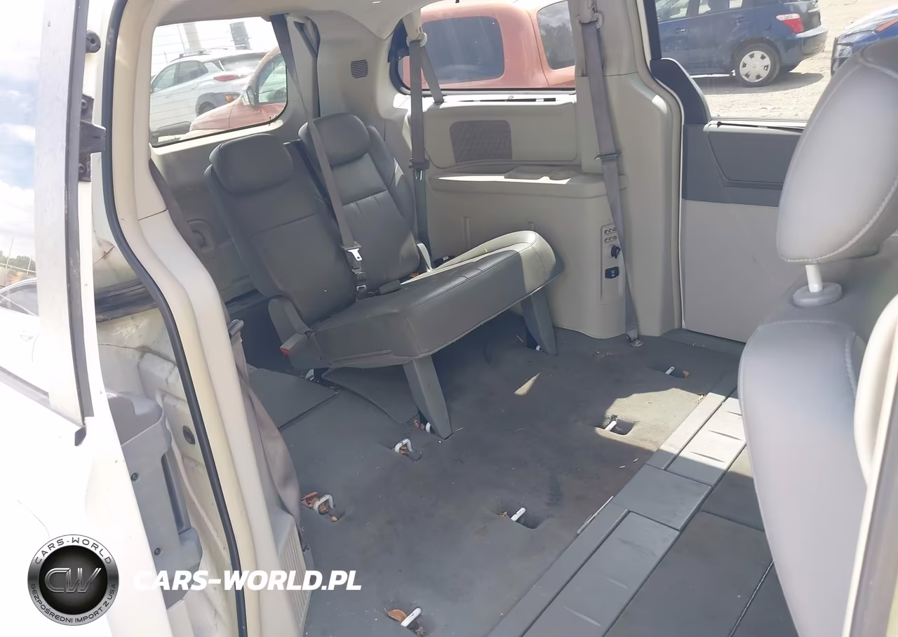 2008 Chrysler Town & Country Touring VIN:2A8HR54P58R824132 - 8