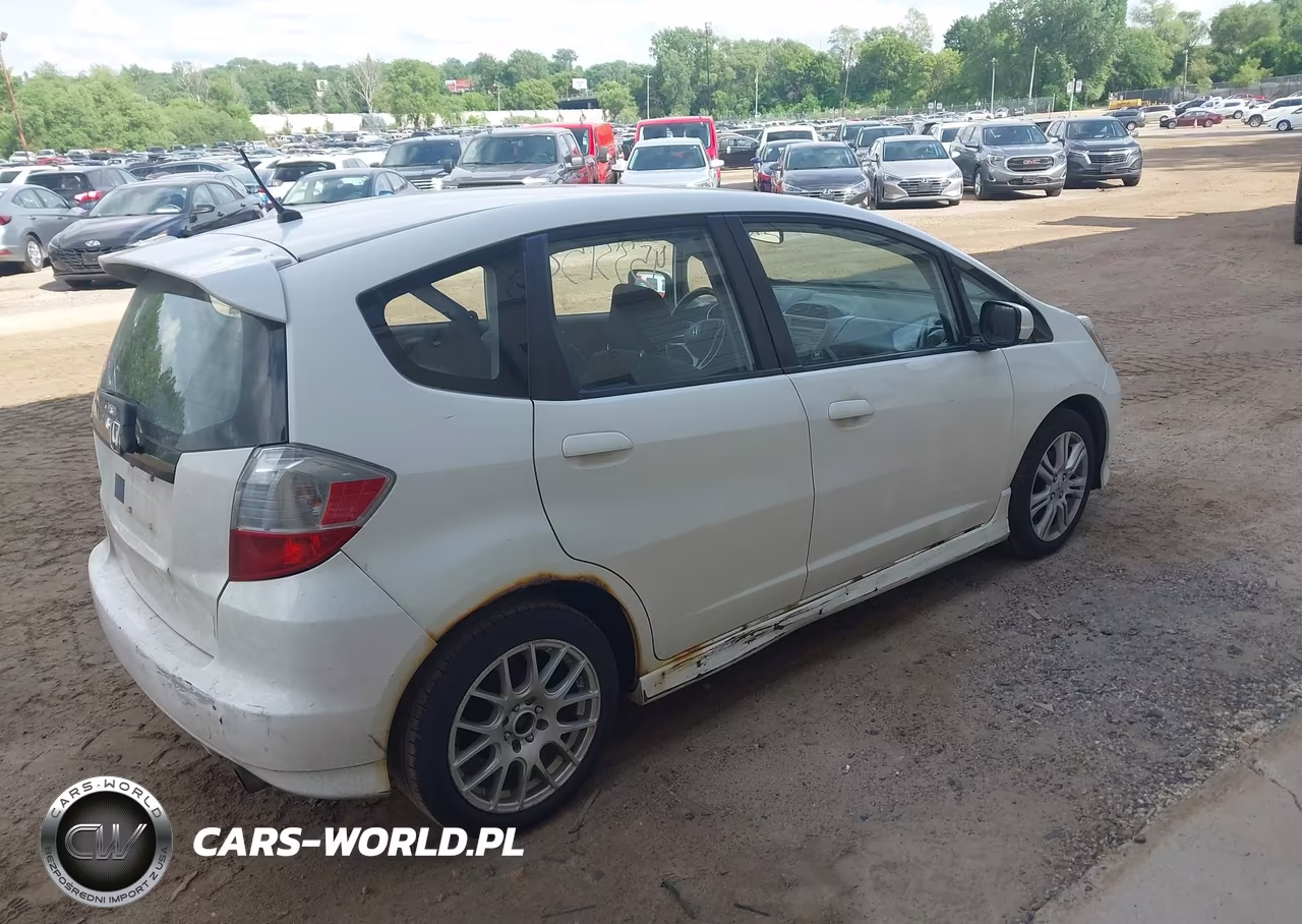 2010 Honda Fit Sport VIN:JHMGE8H47AC008844 - 4