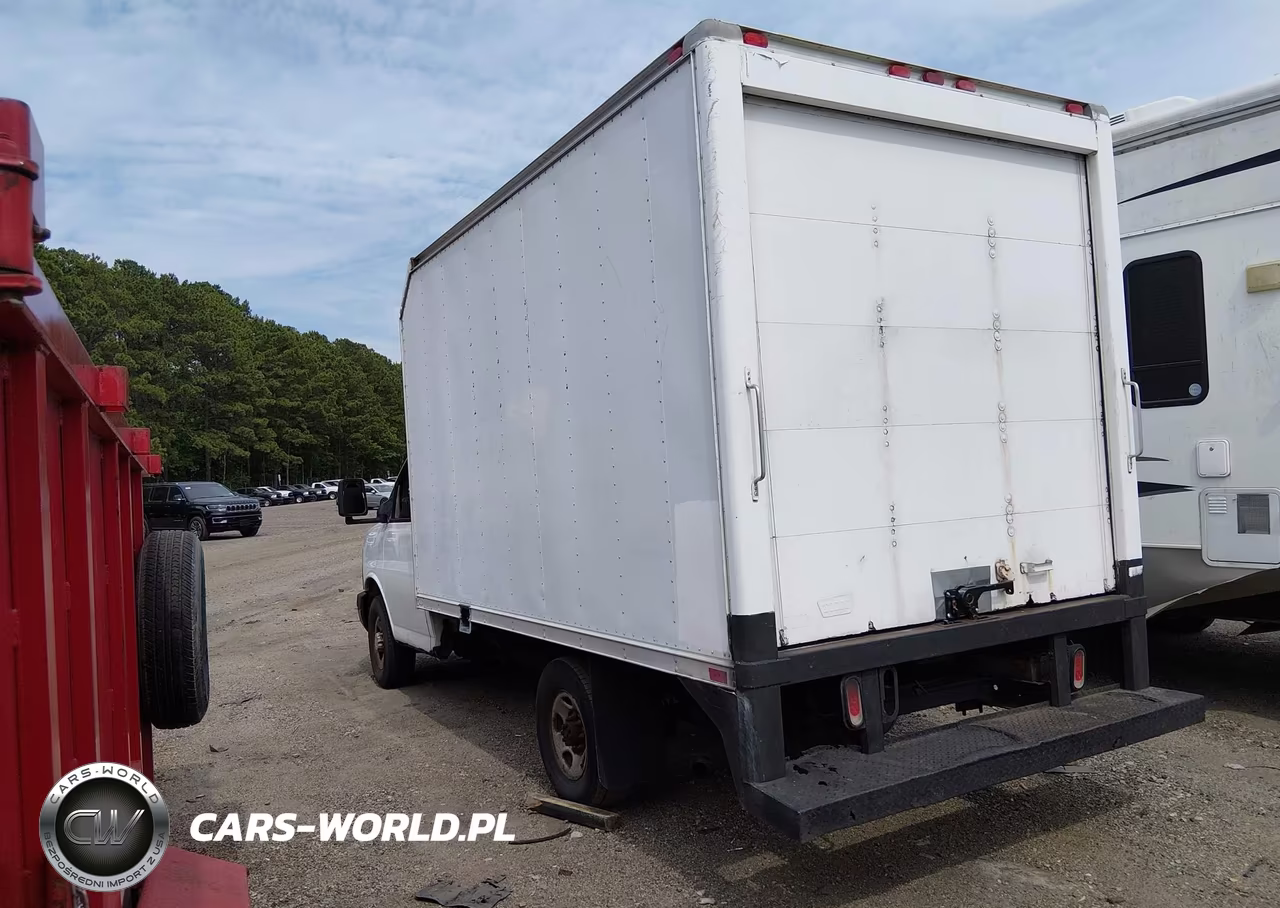 2004 Chevrolet Express Cutaway VIN:1GBHG31U141247064 - 3
