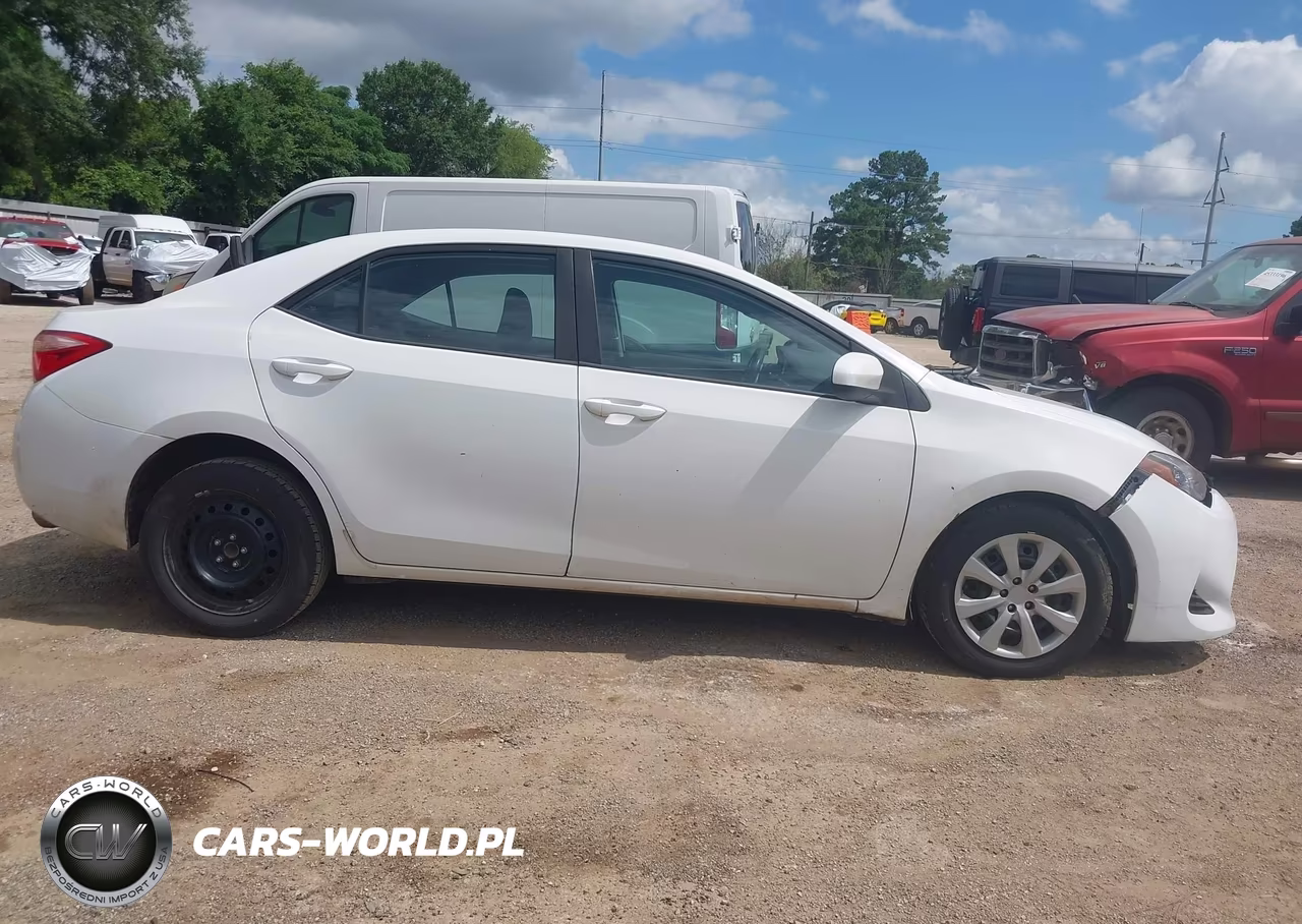 2018 Toyota Corolla Le VIN:5YFBURHE8JP791872 - 13