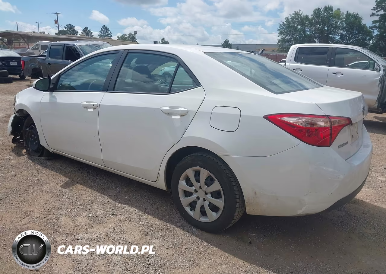 2018 Toyota Corolla Le VIN:5YFBURHE8JP791872 - 3