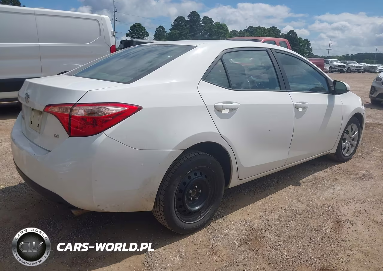 2018 Toyota Corolla Le VIN:5YFBURHE8JP791872 - 4