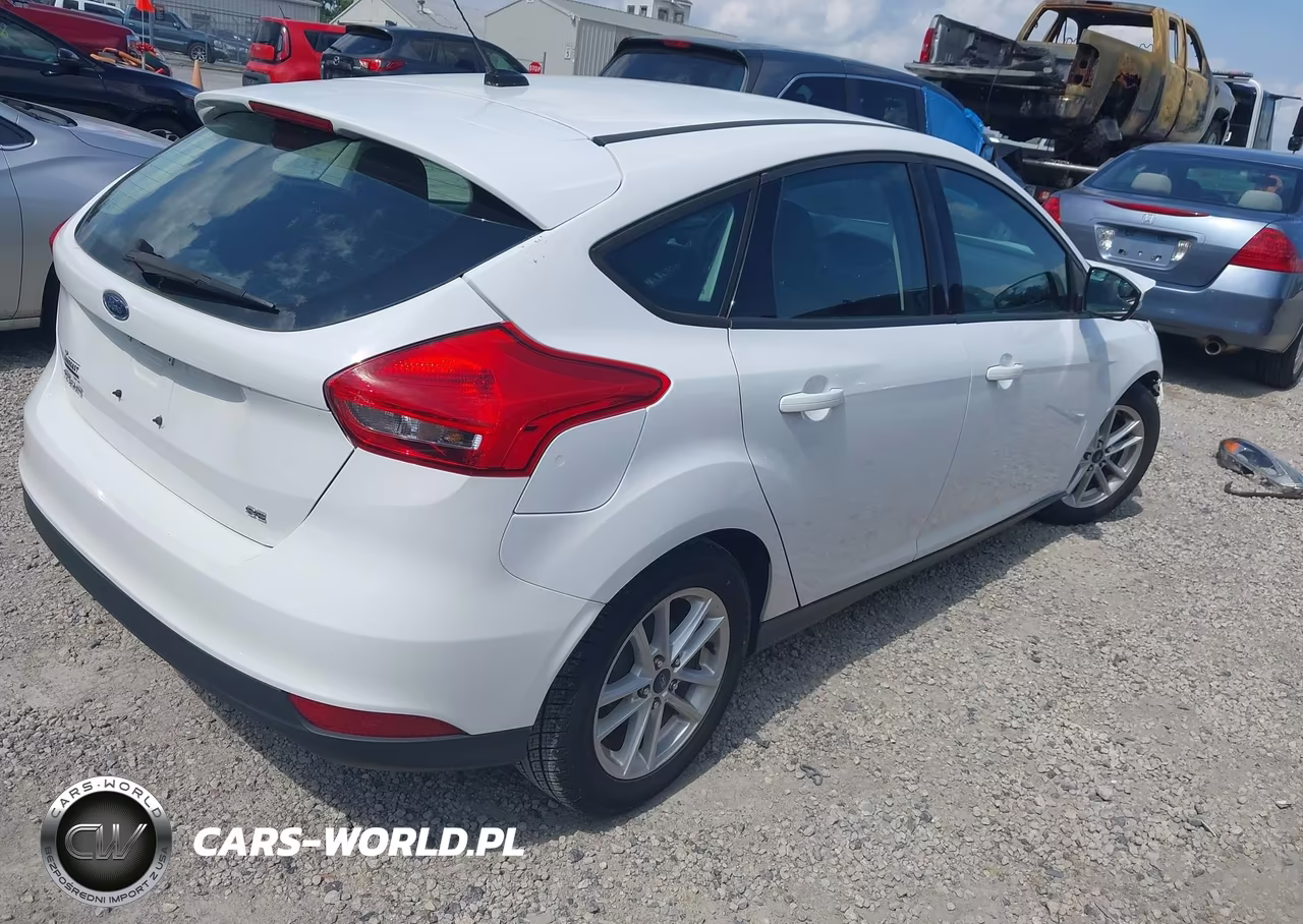2017 Ford Focus Se VIN:1FADP3K28HL286175 - 4