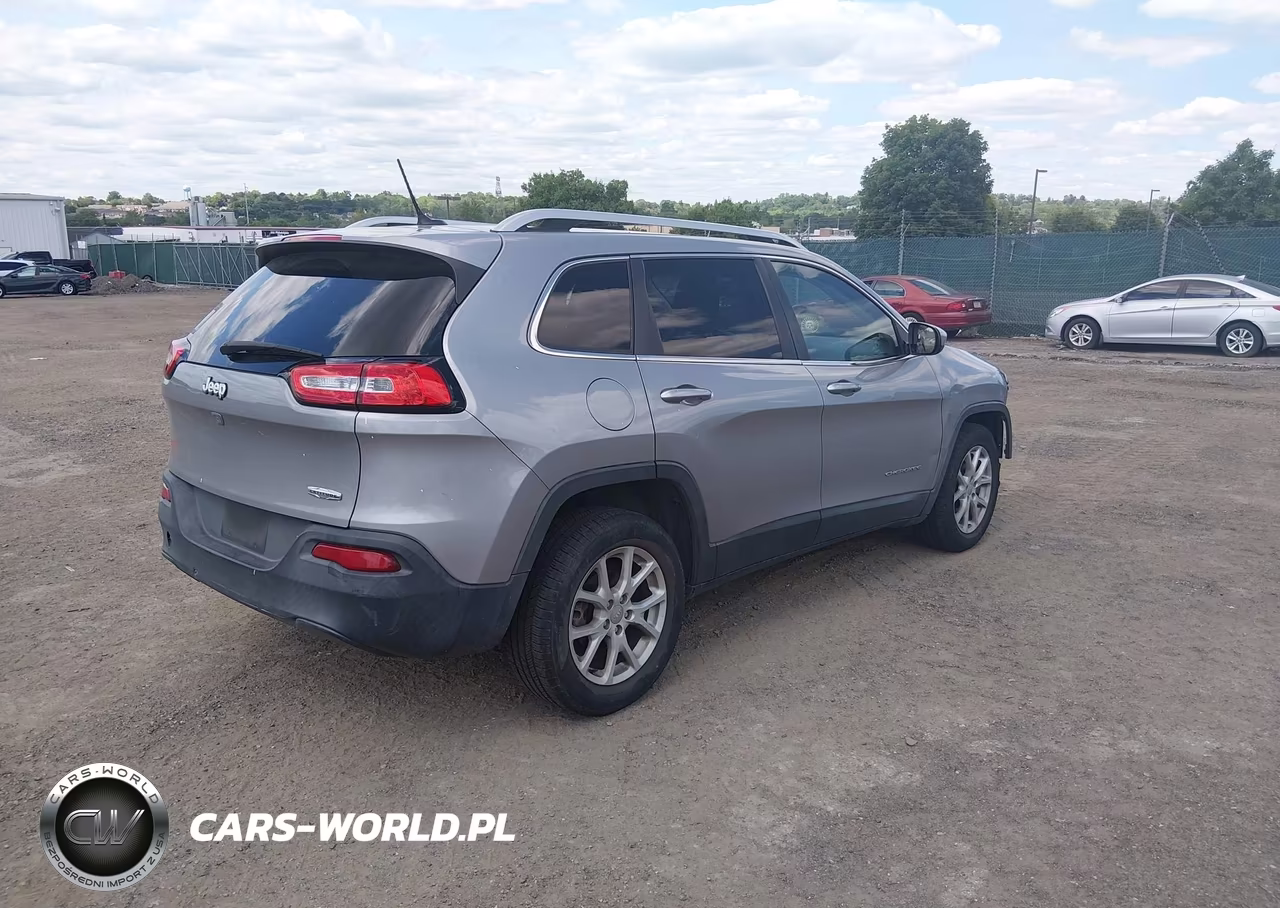 2015 Jeep Cherokee Latitude VIN:1C4PJLCB3FW578805 - 4
