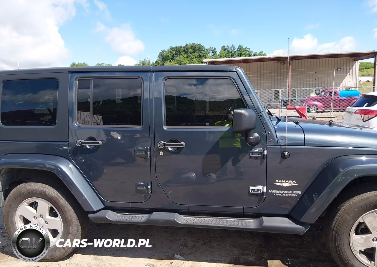 2008 Jeep Wrangler Unlimited Sahara VIN:1J4GA59198L520898 - 13