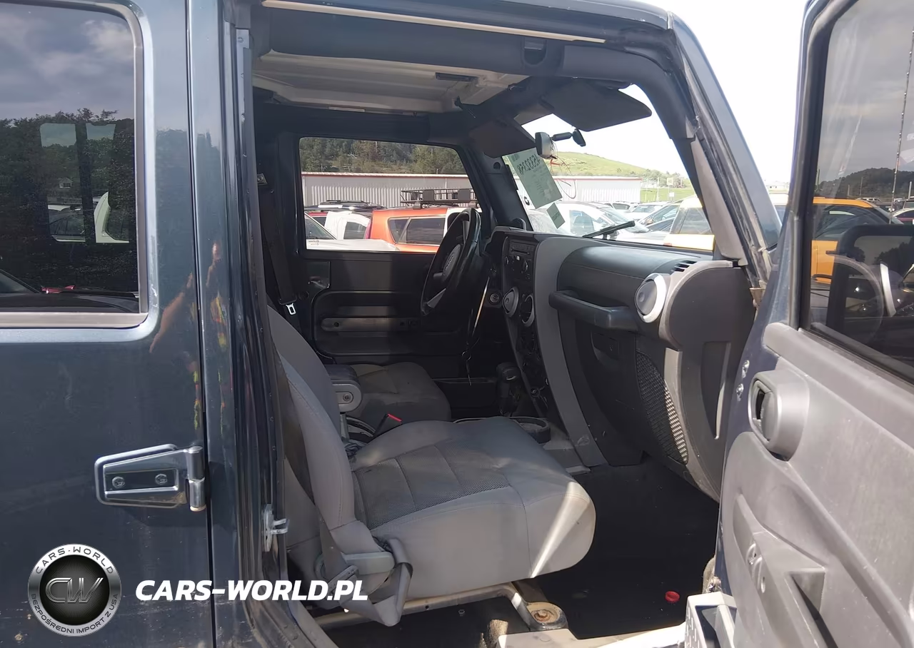 2008 Jeep Wrangler Unlimited Sahara VIN:1J4GA59198L520898 - 5