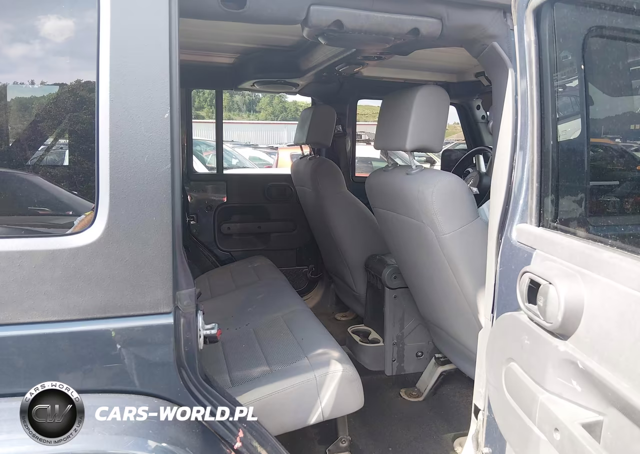 2008 Jeep Wrangler Unlimited Sahara VIN:1J4GA59198L520898 - 8
