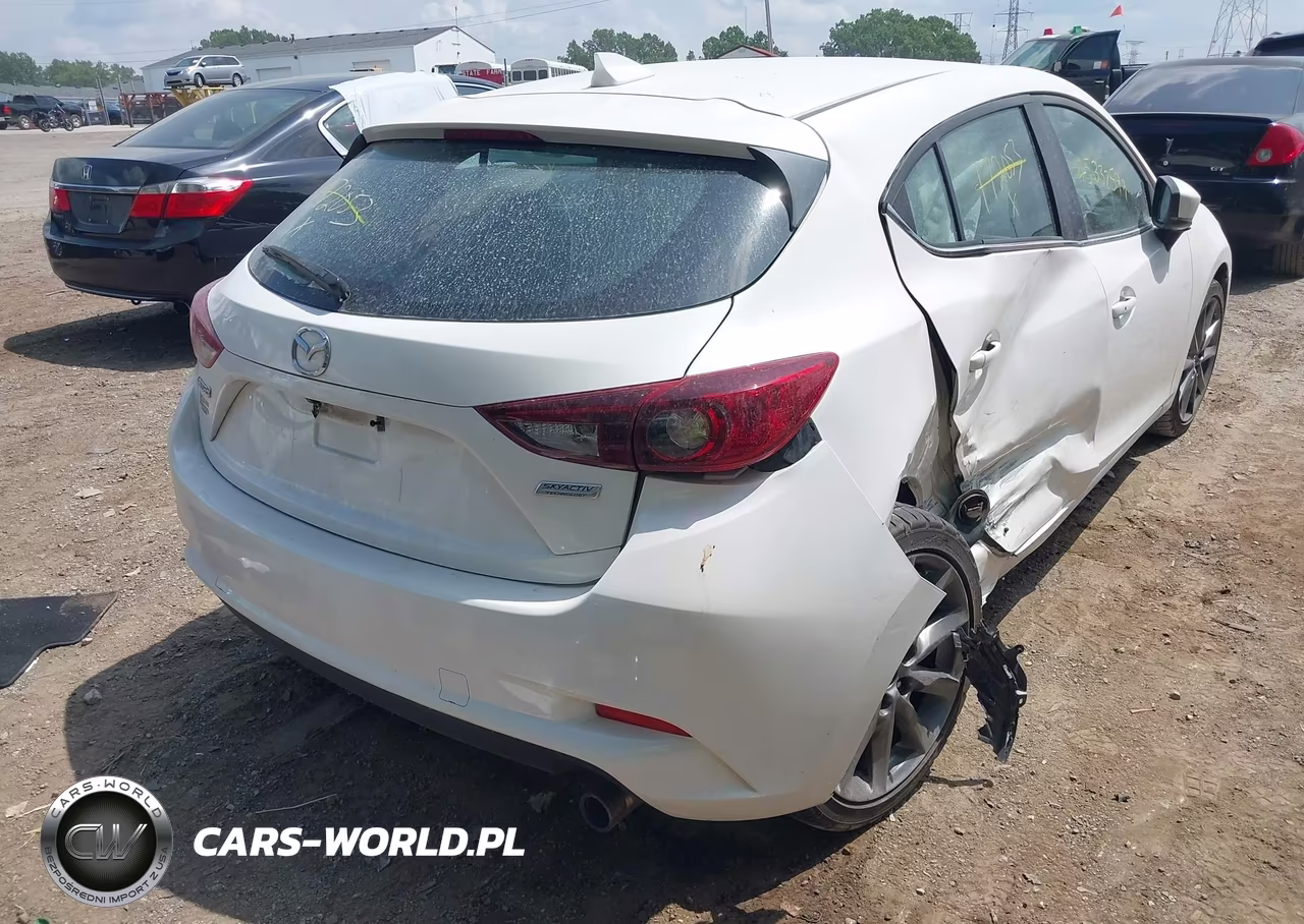2018 Mazda Mazda3 Touring VIN:3MZBN1L3XJM172053 - 4