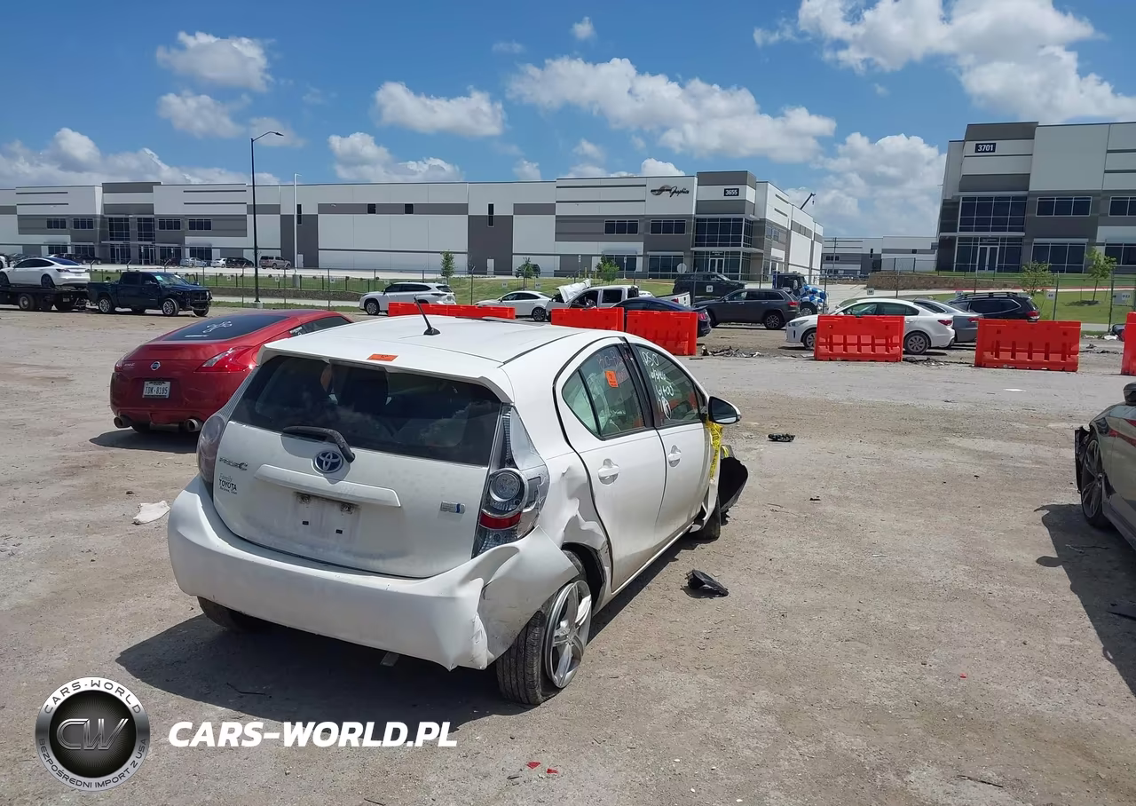 2014 Toyota Prius C One VIN:JTDKDTB33E1561400 - 4