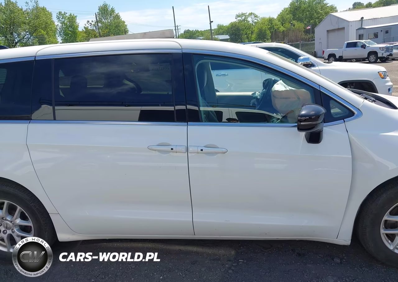 2024 Chrysler Pacifica Touring L VIN:2C4RC1BG9RR132532 - 13