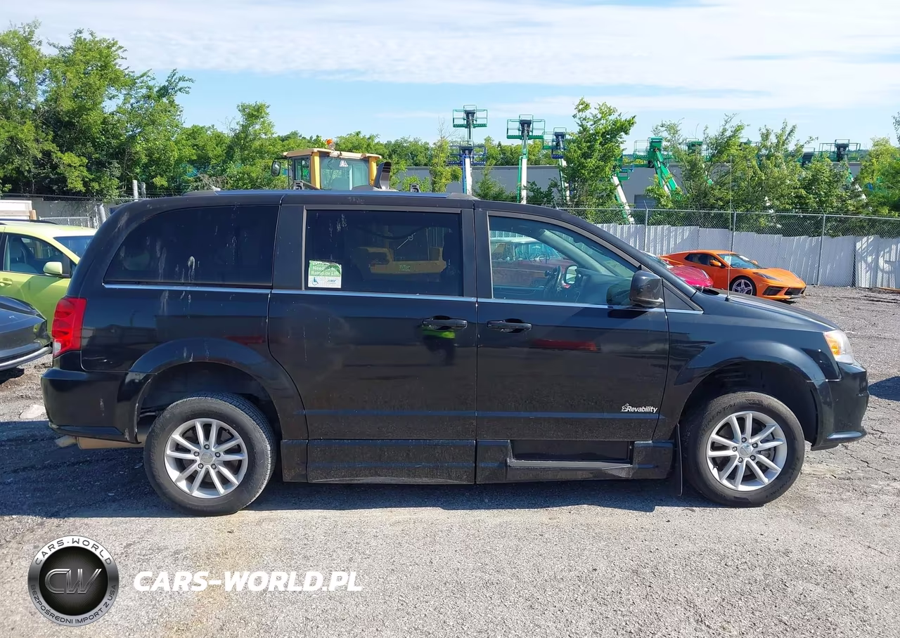 2018 Dodge Grand Caravan Sxt VIN:2C4RDGCG9JR179367 - 13