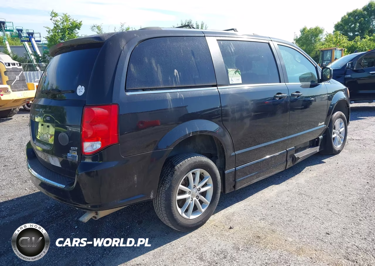 2018 Dodge Grand Caravan Sxt VIN:2C4RDGCG9JR179367 - 4