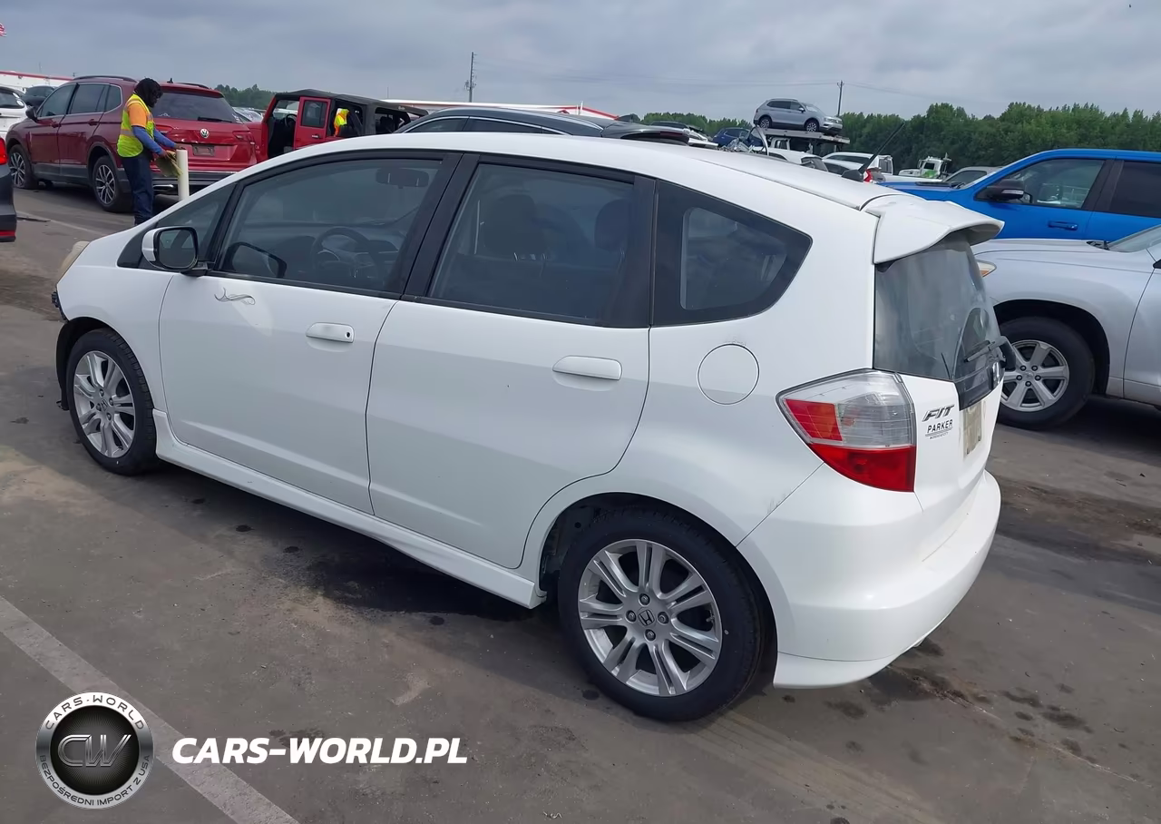 2011 Honda Fit Sport VIN:JHMGE8H52BC000984 - 3