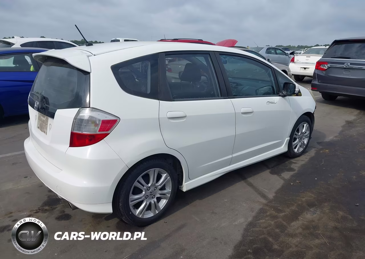 2011 Honda Fit Sport VIN:JHMGE8H52BC000984 - 4