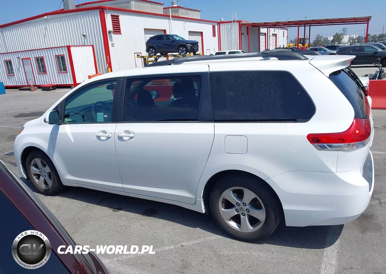 2011 Toyota Sienna Le V6 VIN:5TDKK3DC4BS139945 - 14