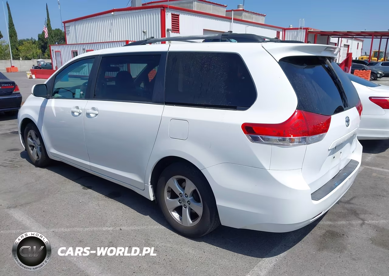 2011 Toyota Sienna Le V6 VIN:5TDKK3DC4BS139945 - 3