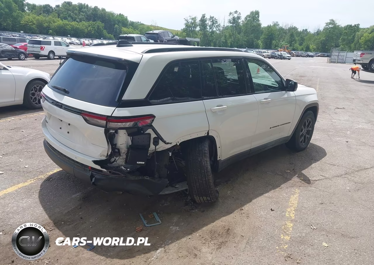 2025 Jeep Grand Cherokee Altitude X 4X4 VIN:1C4RJHAG3SC310756 - 4