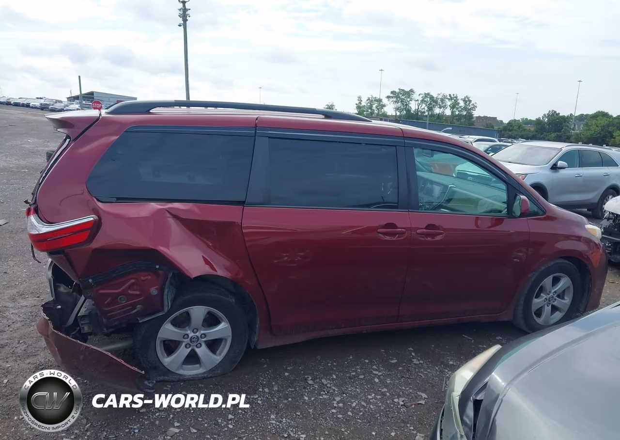 2018 Toyota Sienna Le 8 Passenger VIN:5TDKZ3DC1JS959992 - 13