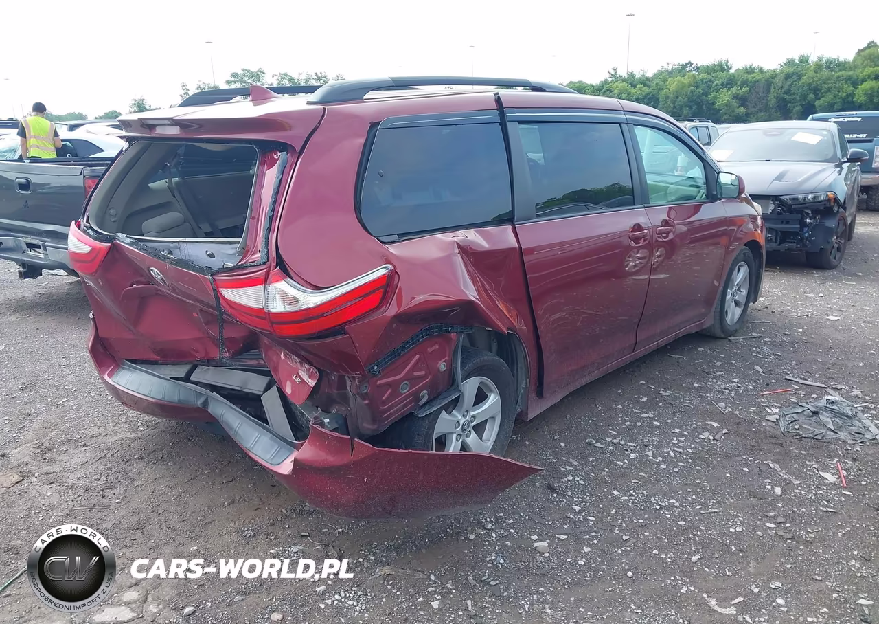2018 Toyota Sienna Le 8 Passenger VIN:5TDKZ3DC1JS959992 - 4