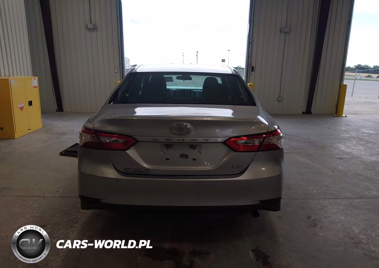 2018 Toyota Camry Le VIN:4T1B11HK9JU567167 - 17