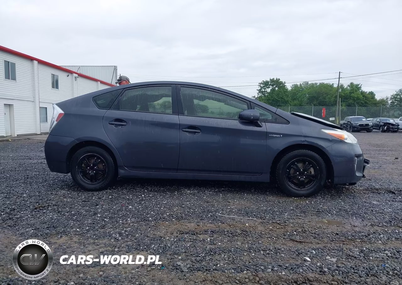 2015 Toyota Prius Two VIN:JTDKN3DU8F1991105 - 13