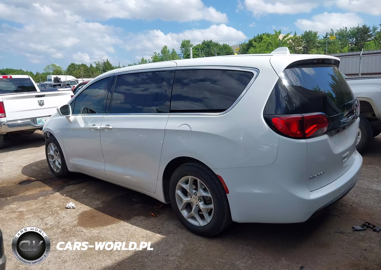 2018 Chrysler Pacifica Touring Plus VIN:2C4RC1FGXJR125541 - 15