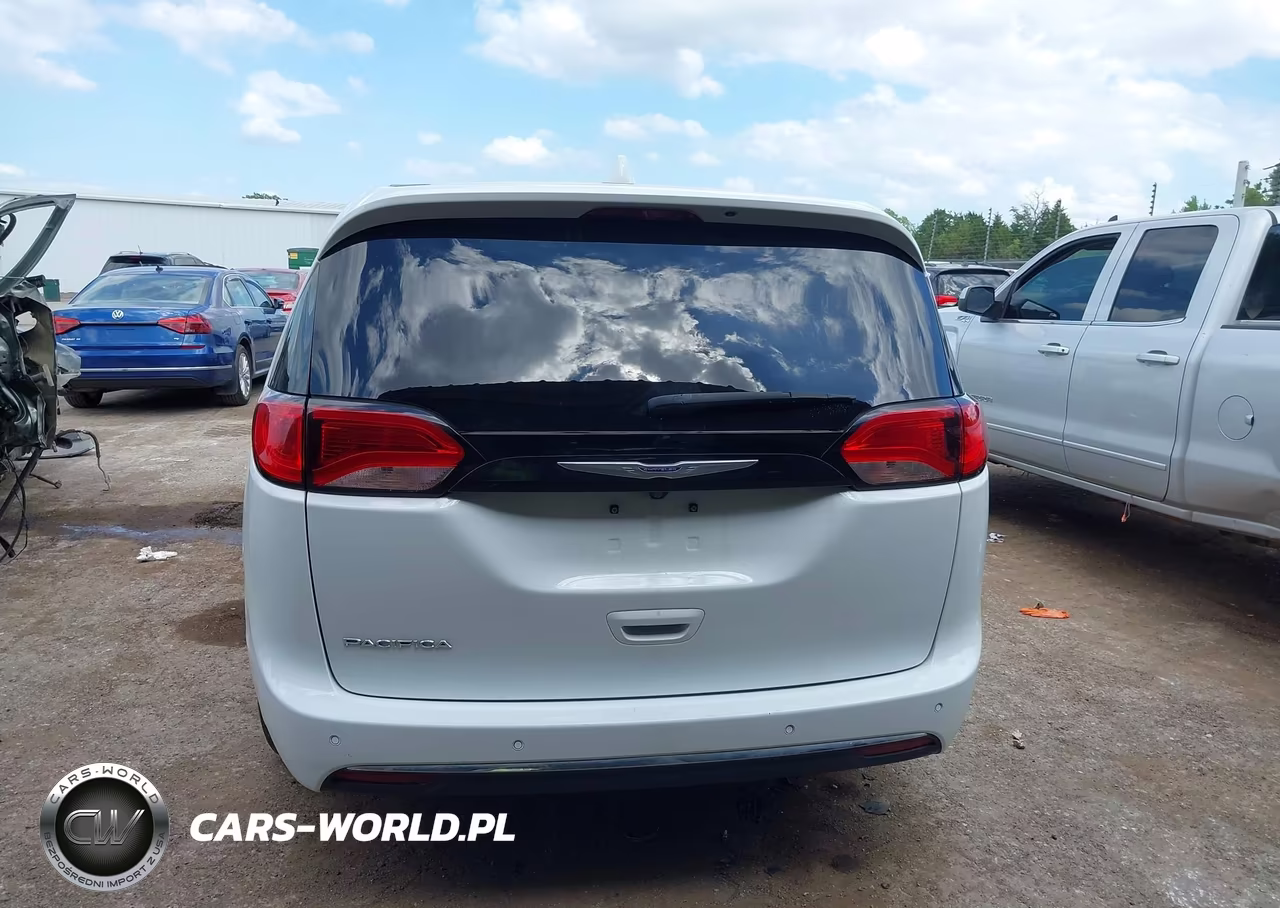 2018 Chrysler Pacifica Touring Plus VIN:2C4RC1FGXJR125541 - 17
