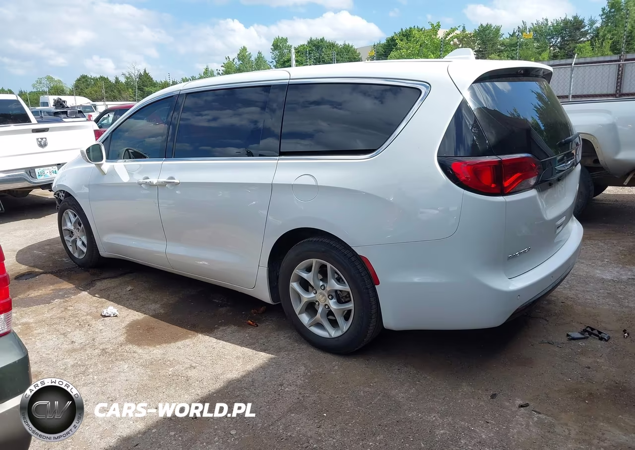 2018 Chrysler Pacifica Touring Plus VIN:2C4RC1FGXJR125541 - 3