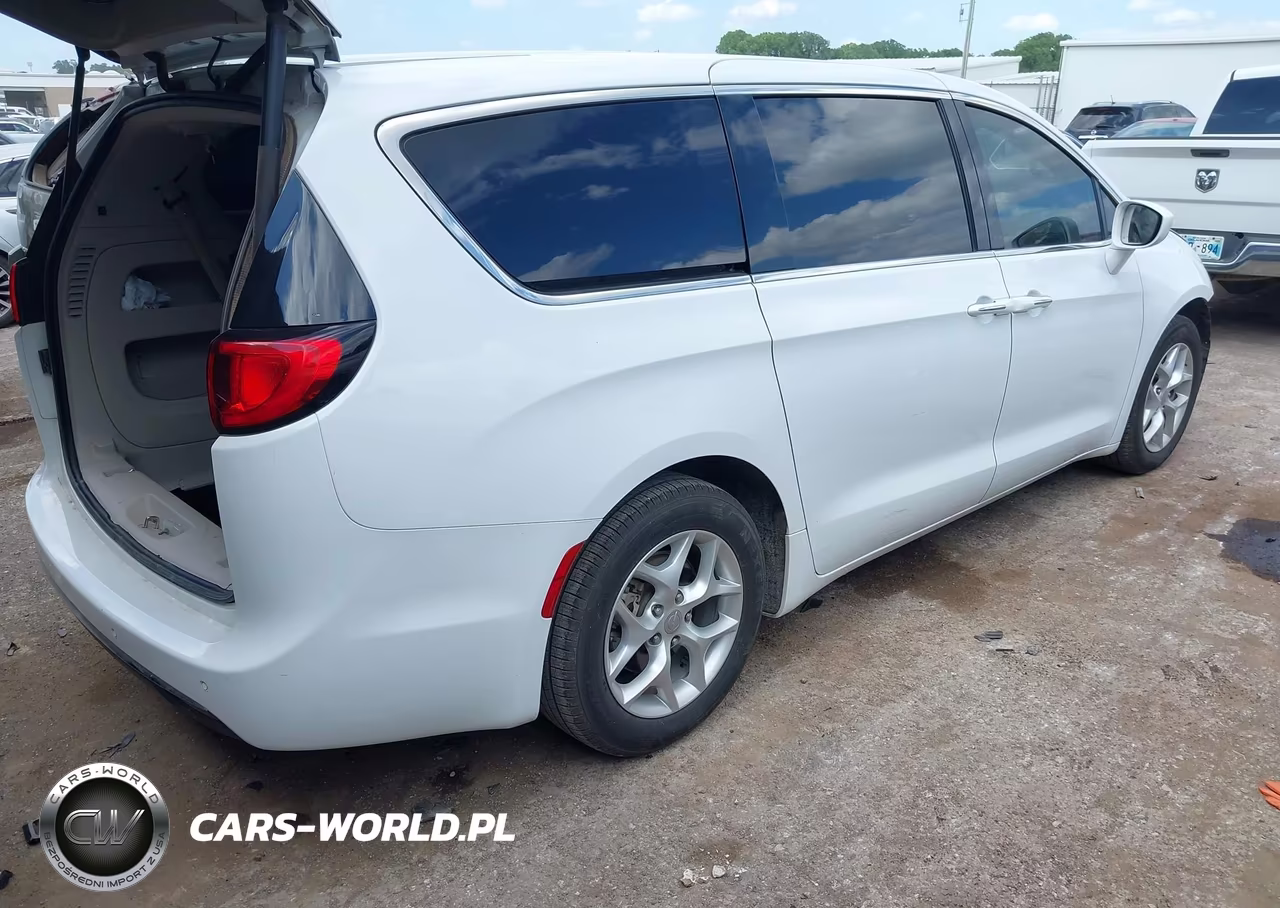 2018 Chrysler Pacifica Touring Plus VIN:2C4RC1FGXJR125541 - 4