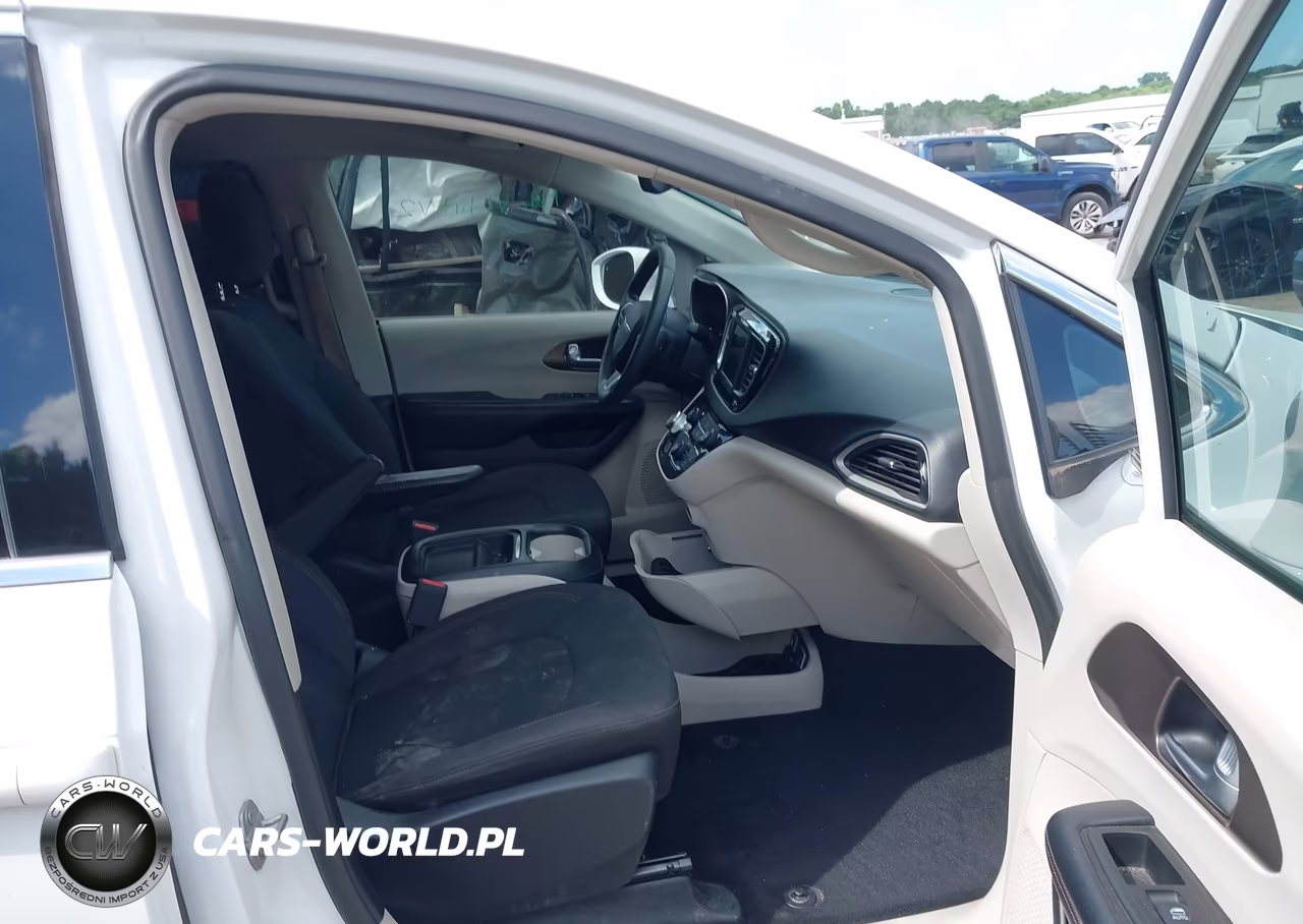 2018 Chrysler Pacifica Touring Plus VIN:2C4RC1FGXJR125541 - 5