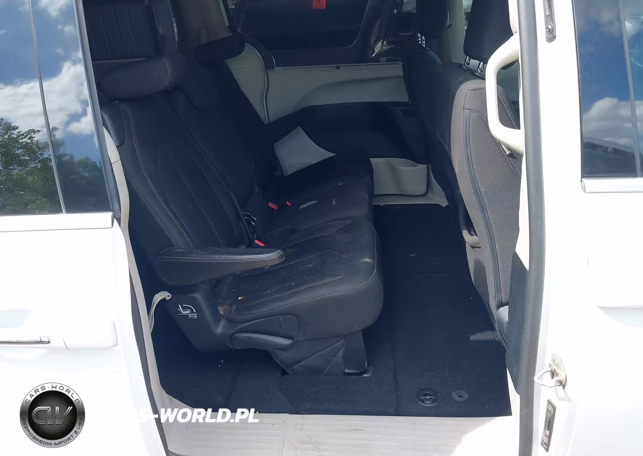 2018 Chrysler Pacifica Touring Plus VIN:2C4RC1FGXJR125541 - 8