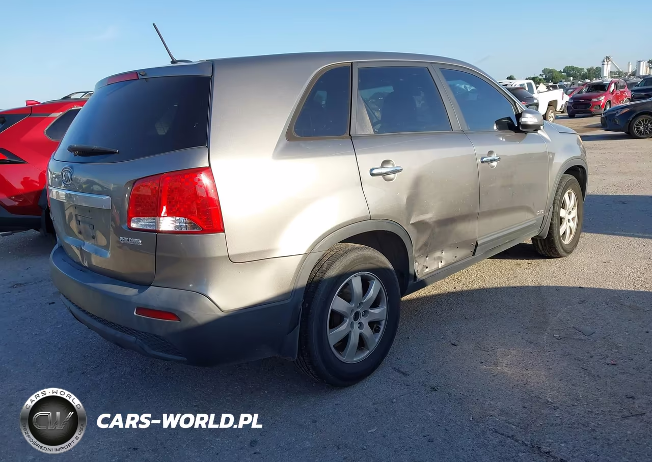 2011 Kia Sorento Lx VIN:5XYKTCA16BG011235 - 4