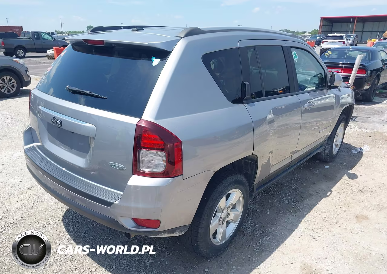 2016 Jeep Compass Latitude VIN:1C4NJCEA8GD715228 - 4