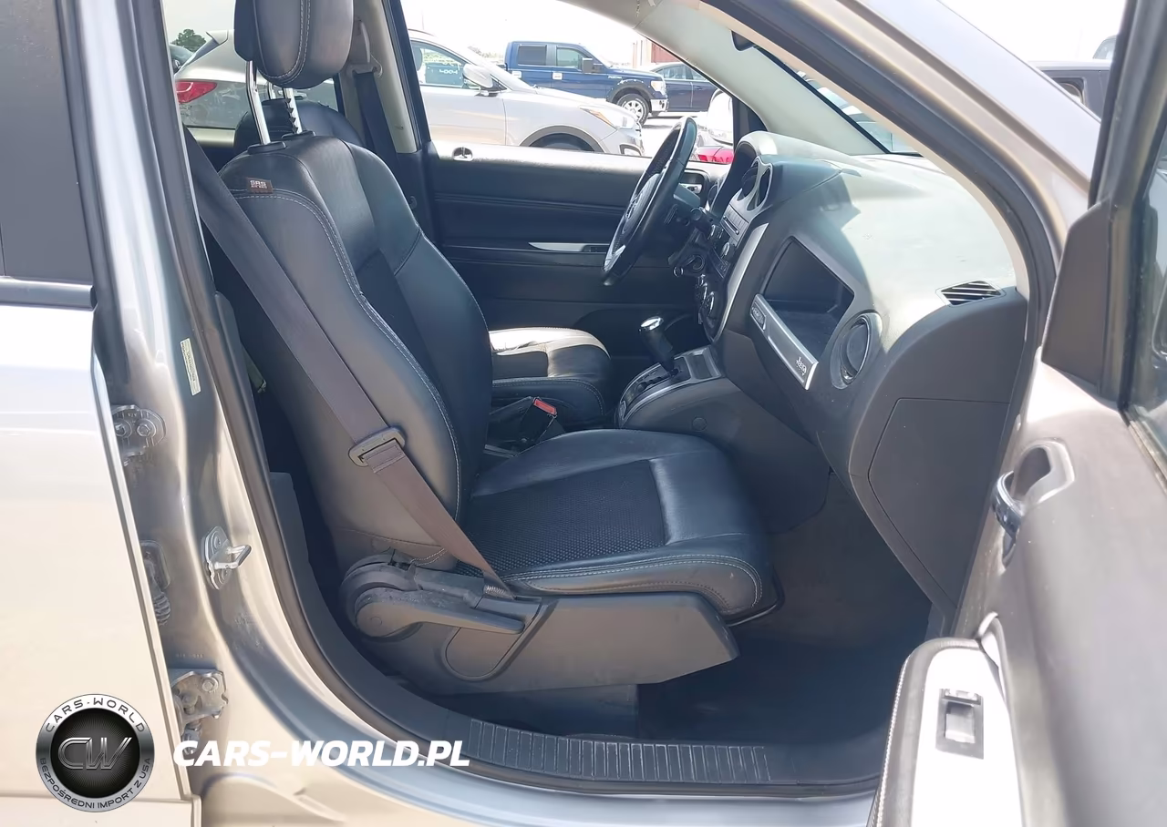 2016 Jeep Compass Latitude VIN:1C4NJCEA8GD715228 - 5