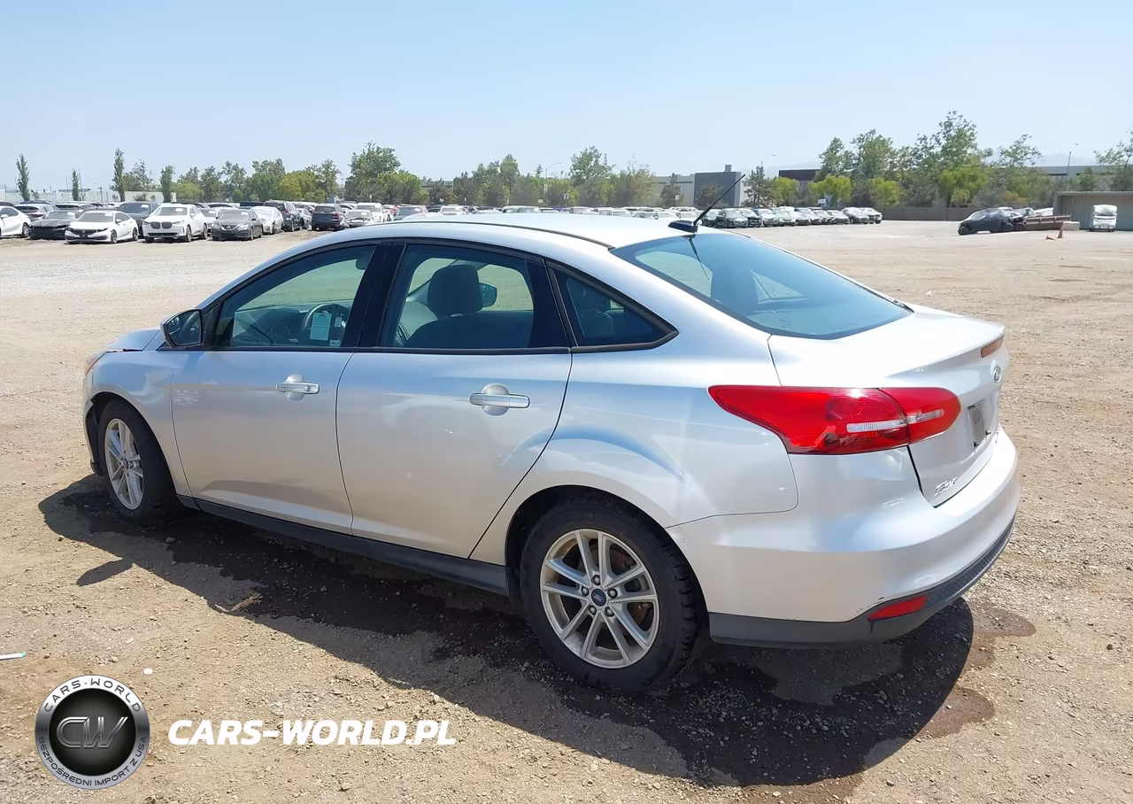 2018 Ford Focus Se VIN:1FADP3FE8JL304412 - 3