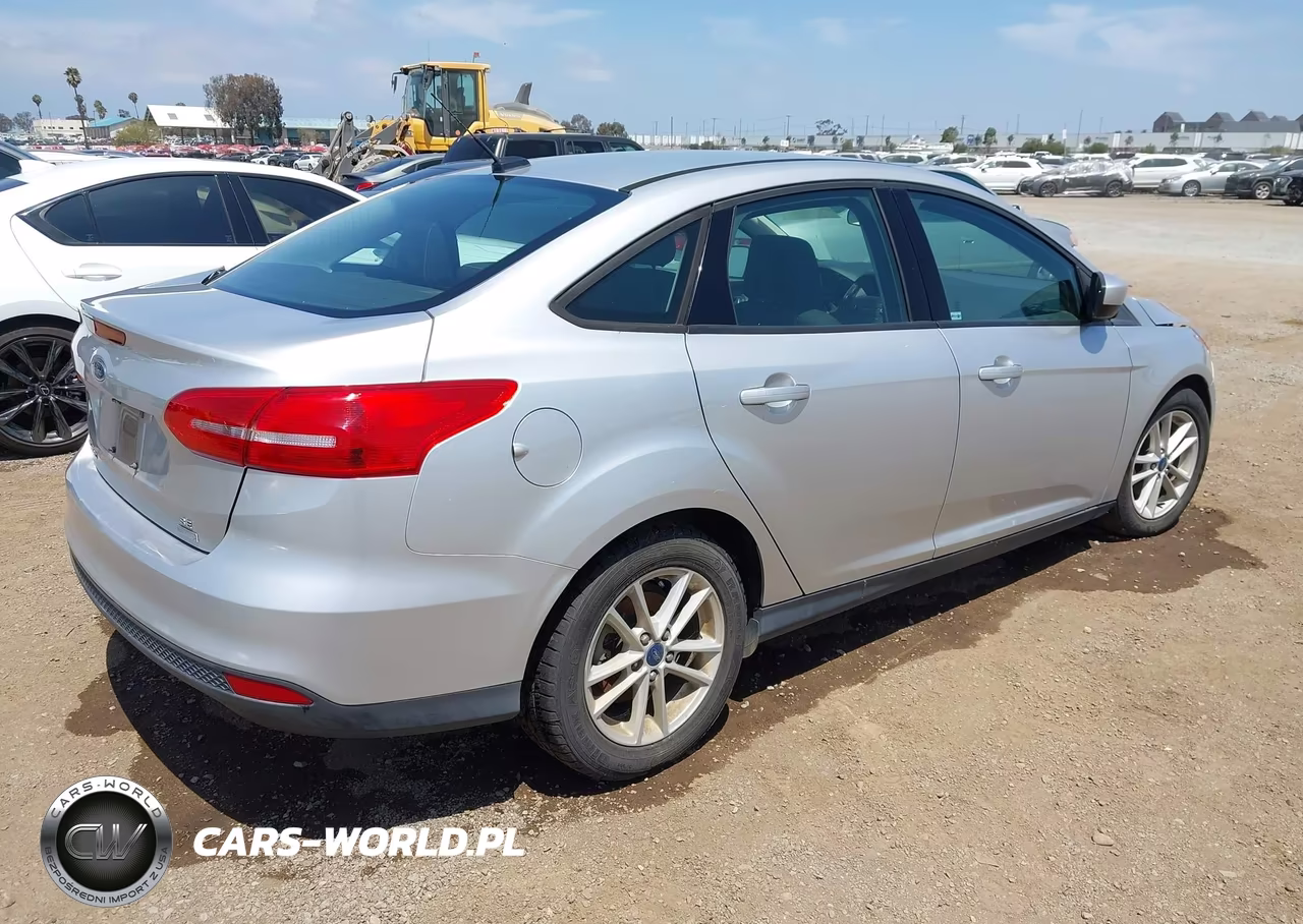 2018 Ford Focus Se VIN:1FADP3FE8JL304412 - 4