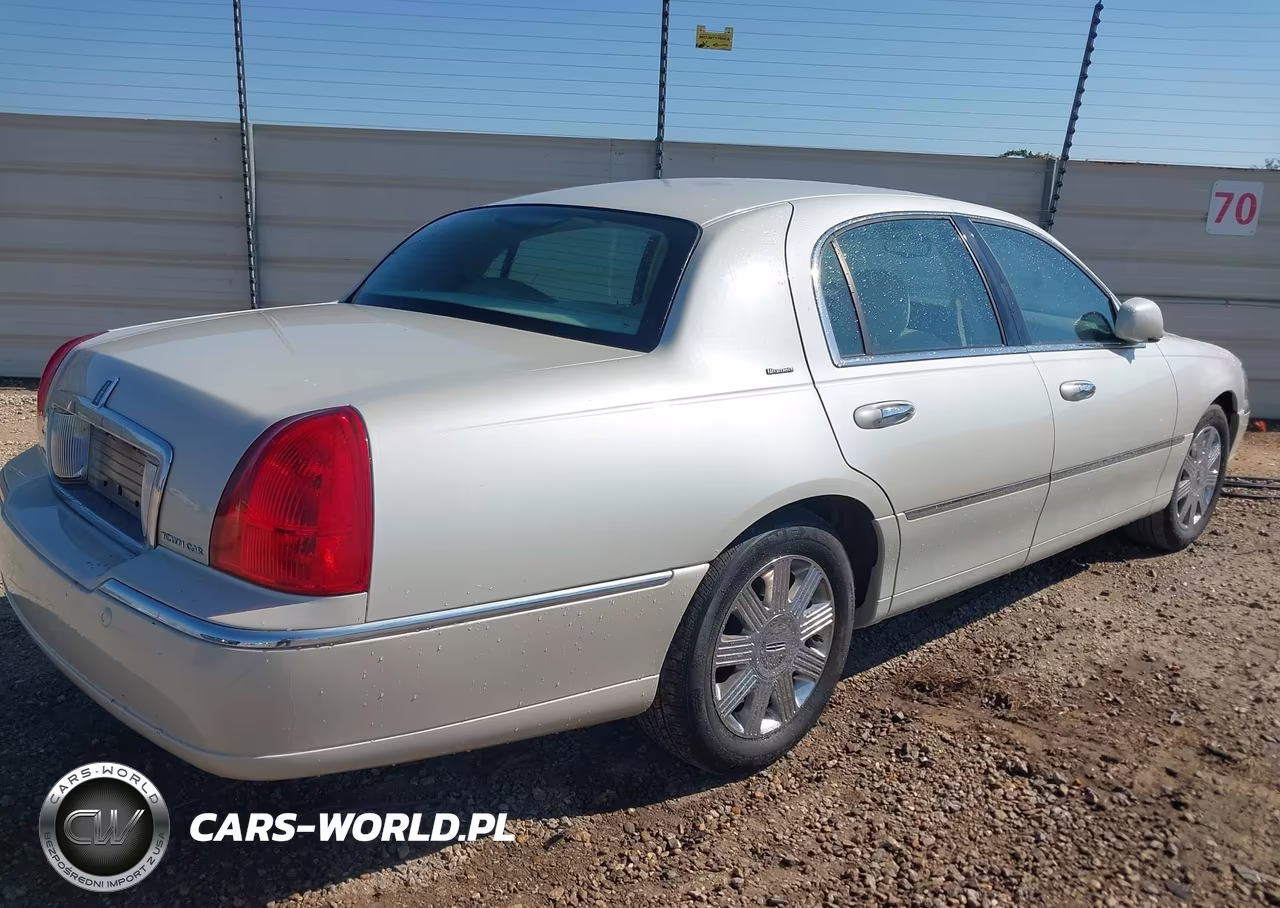 2004 Lincoln Town Car Ultimate VIN:1LNHM83W74Y657483 - 4
